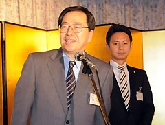 あいさつする斉藤政調会長（左）と谷あい氏＝２２日　松江市